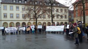 Ca. 70 Streikende sind dem Aufruf von Freund statt fremd gefolgt und protestieren am Freitag, den 11. November, vor der CSU-Parteizentrale am Bahnhof gegen das Bayerische Integrationsgesetz. 