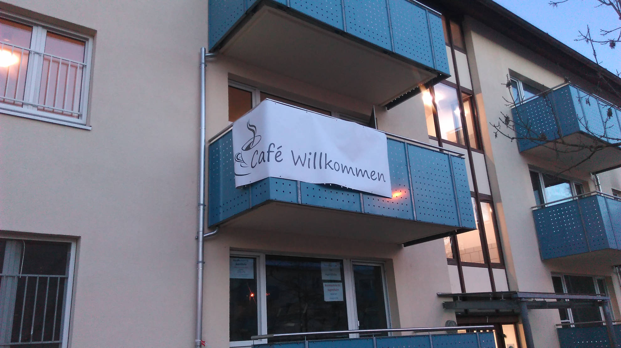 Banner an Balkon = Café Willkommen geöffnet