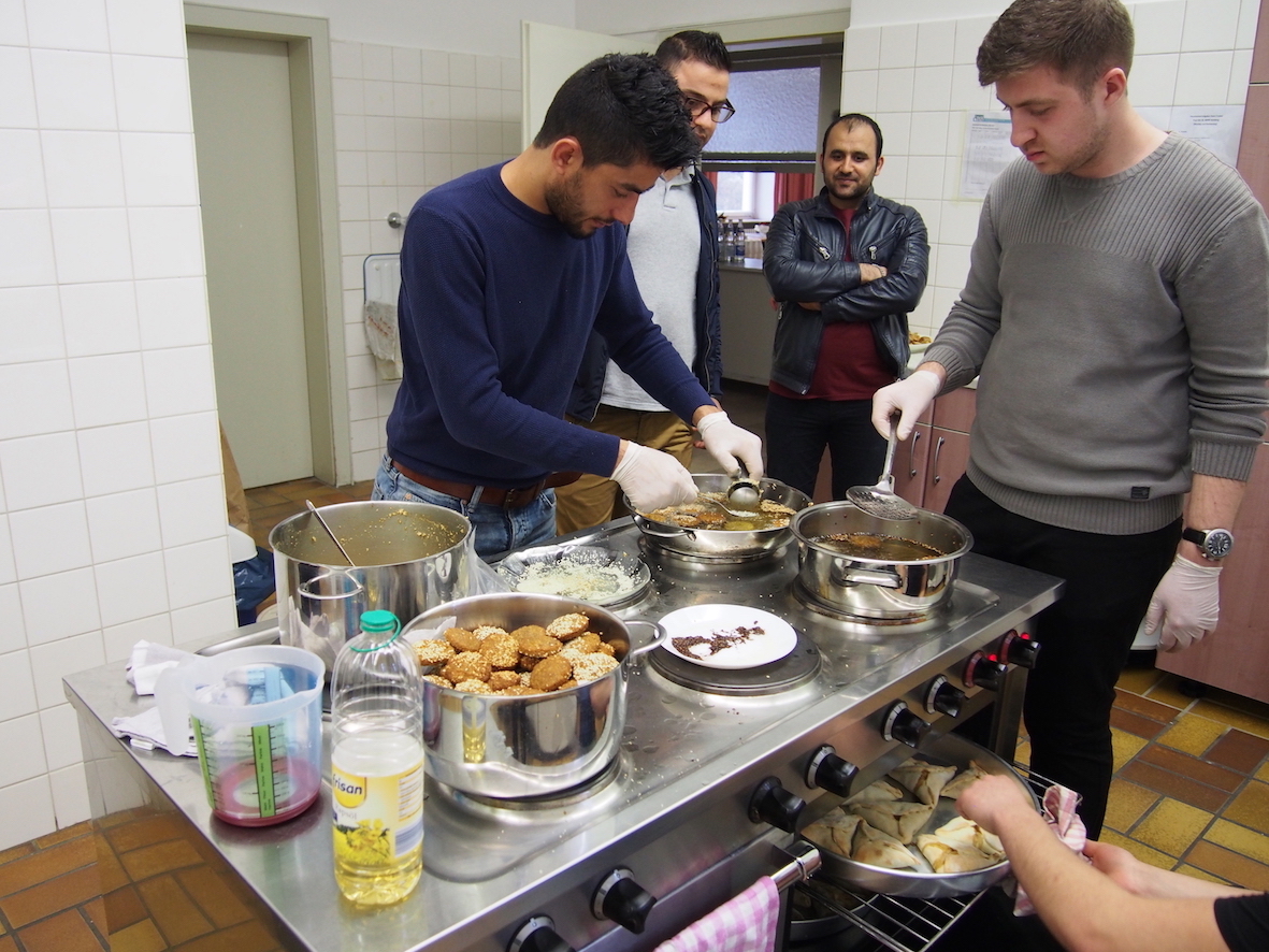 Kochen und gemeinsames Essen gehört unbedingt zum Programm: Mohamad kochte syrisch-türkische Snacks aus Hefeteig mit unterschiedlichen Füllungen, Hassan und Hussein bereiteten Falafel und Taboulé zu.