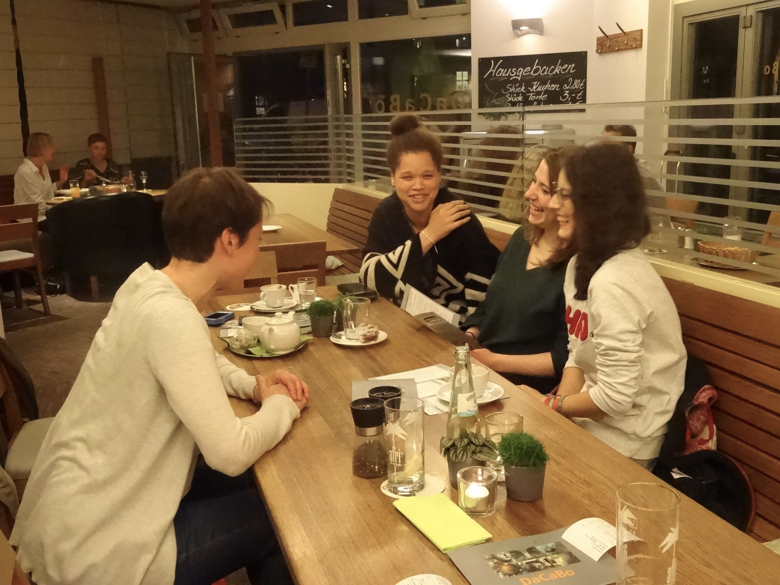 Beim Café-Treff im Oktober beriet Daniela Ofner neue Studierende, die sich für eine ehrenamtliche Tätigkeit interessierten.