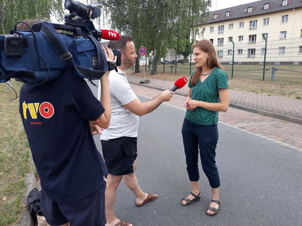 Großes Medieninteresse: Pfarrerin Miriam Elsel, Mitorganisatorin der Bamberger Mahnwache Asyl, bezieht Stellung gegen die AnkER-Zentren.
