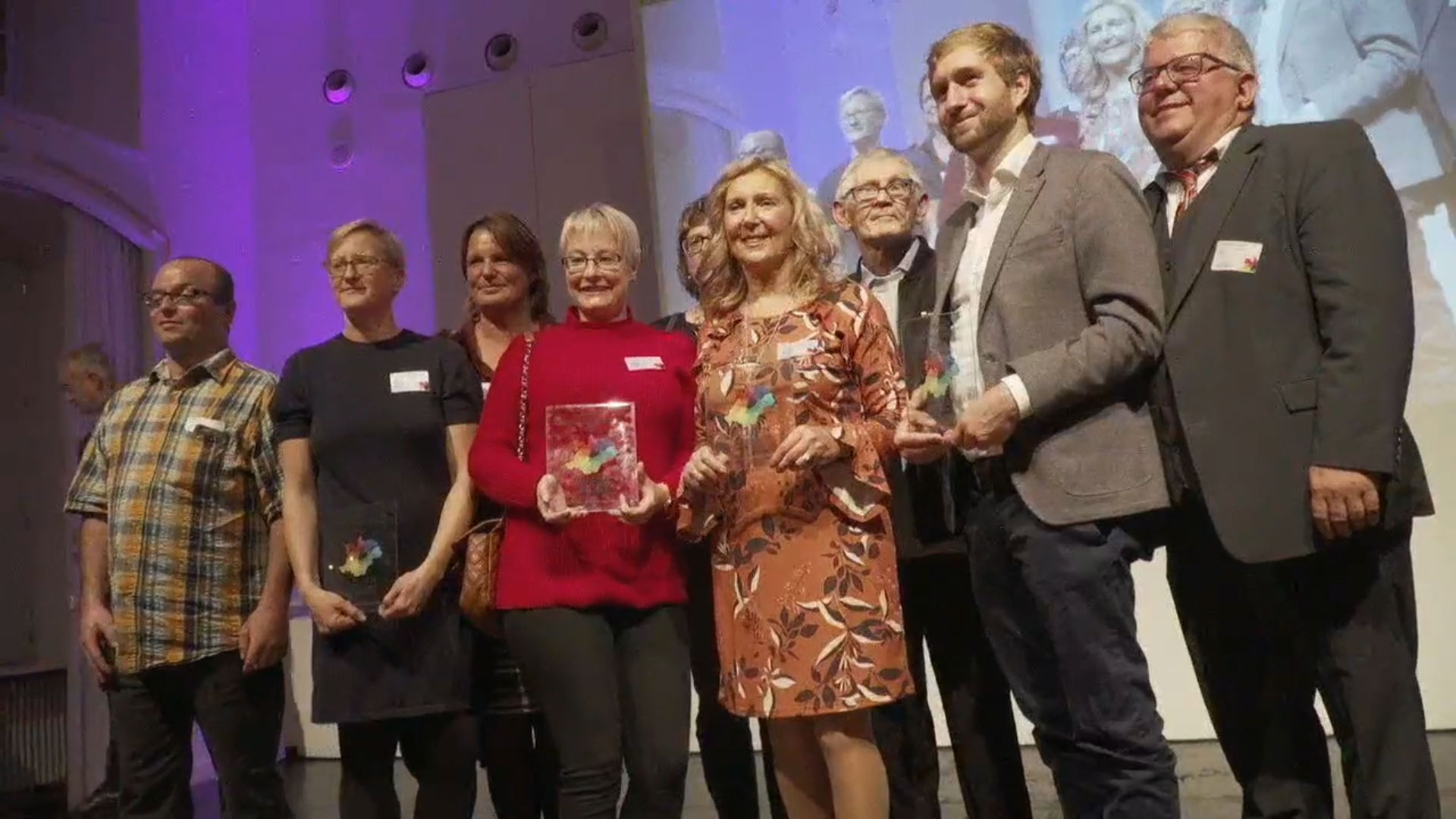 Begegnungsheld 2019: Das Lui20. Gabi Müssig (3. v. li.) und Simone Oswald (4. v. li.) nahmen die Auszeichnung für das Lui20 entgegen. © Helden der Heimat, Screenshot