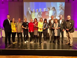 Gewinner Begegnungshelden v.l.n.r.: Frank Alexander Kühne (Vorsitzender Stiftungsvorstand), Yola Klingel (Teamleitung der Adalbert-Raps-Stiftung), Thomas Uttenreuther und Susanne Kleist (KulturTafel Bamberg des DWBF, 1. Platz Kategorie Begegnungshelden), Simone Oswald und Gabi Müssig (freund statt fremd e.V. – Lui20, 1. Platz Kategorie Begegnungshelden), Ikram Abed und Fakima Mansour (Geschwister-Gummi-Stiftung - Interkultureller Frauentreff, 2. Platz Kategorie Begegnungshelden), Pia und Dieter Schmidt (Ladentreff im Evang. Johann-Eck-Gemeindehaus der Diakonie Kulmbach), Florian Schneider (Vorstand Soziales), Bernd Bauer-Banzhaf (Männerschuppen des Diakonievereins Bamberg, Held der Heimat 2017)