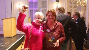 Freuen sich über den 1. Preis in der Kategorie Begegnungshelden 2019 für das Lui20: Simone Oswald (li.) und Gabi Müssig von Freund statt fremd.