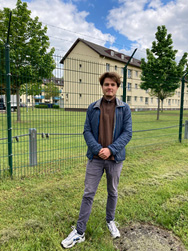 Luca Mahlau, Praktikant bei Freund statt fremd, vor seiner Arbeitsstelle, dem Ankerzentrum in Bamberg.