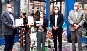 Freund statt fremd erhält Ehrenamtspreis 2021 für Oberfranken der Stiftung der Bayerischen Versicherungskammer: Stellen die Arbeit des Vereins vor: Carina Lang, Integrationslotsin, und Sylvia Schaible, Mitglied des Vorstandes.