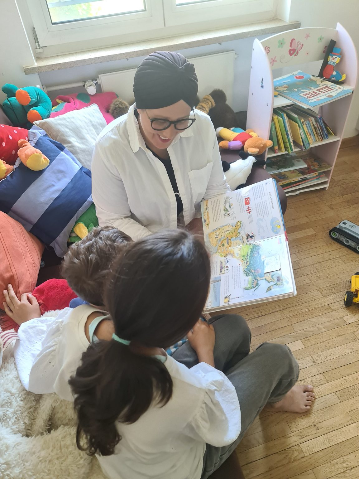 Bild von Hayat im Spielzimmer